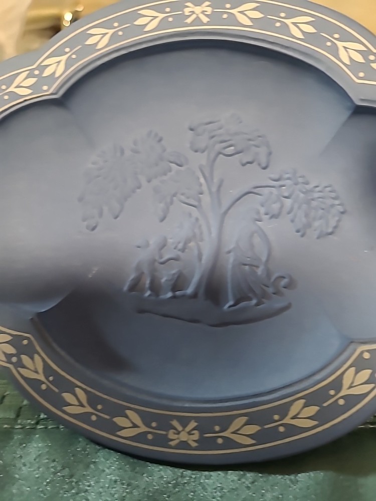 AVON BLUE SOAP DISH ( BIN RR)