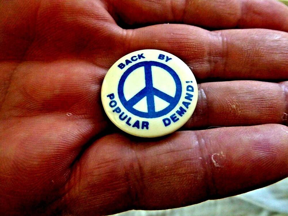 VINTAGE PINBACK BUTTON PEACE ANTI WAR 1983