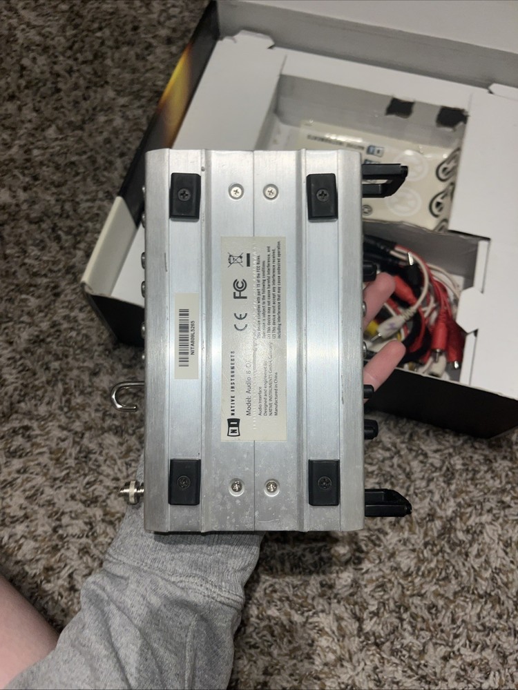 Native Instruments Traktor Scratch Pro DJ Performance Package Audio 8