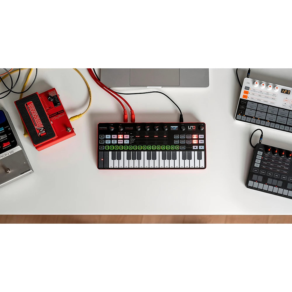 IK Multimedia UNO Synth Pro Desktop LN