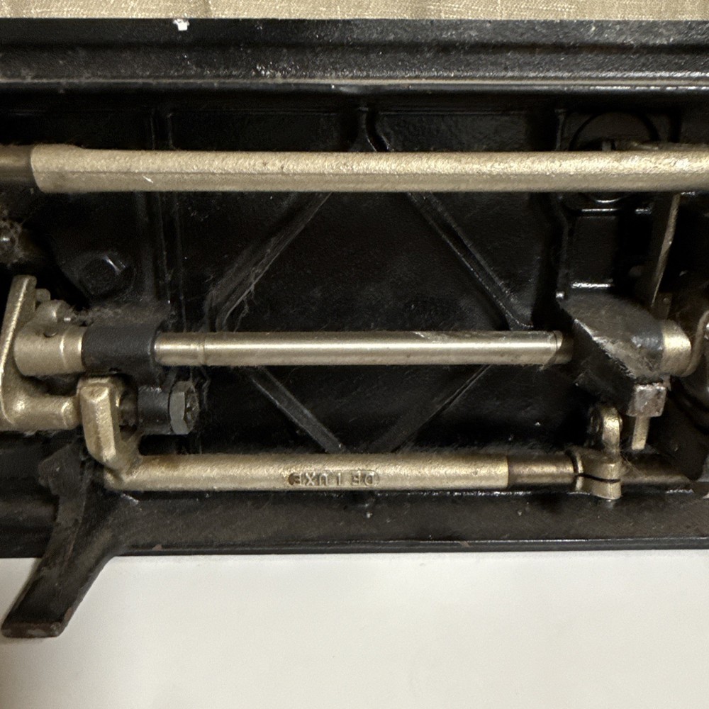 UNTESTED AS IS WORLD'S BEST DELUXE SEWING MACHINE NESCO