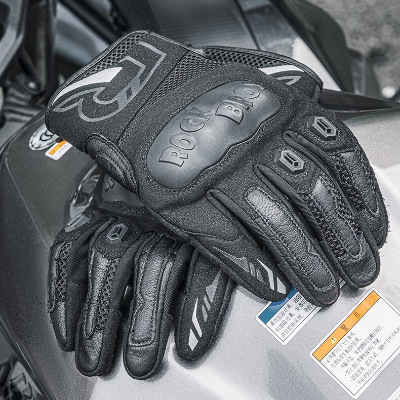 ROCKBROS Leather Motorcycle Gloves with Touchscreen Function and Protectors.