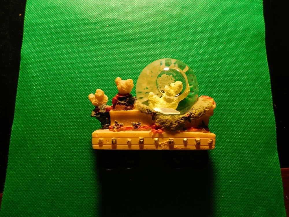 BEARS ON A TRAIN GLOBE FIGURINE! c463UXX