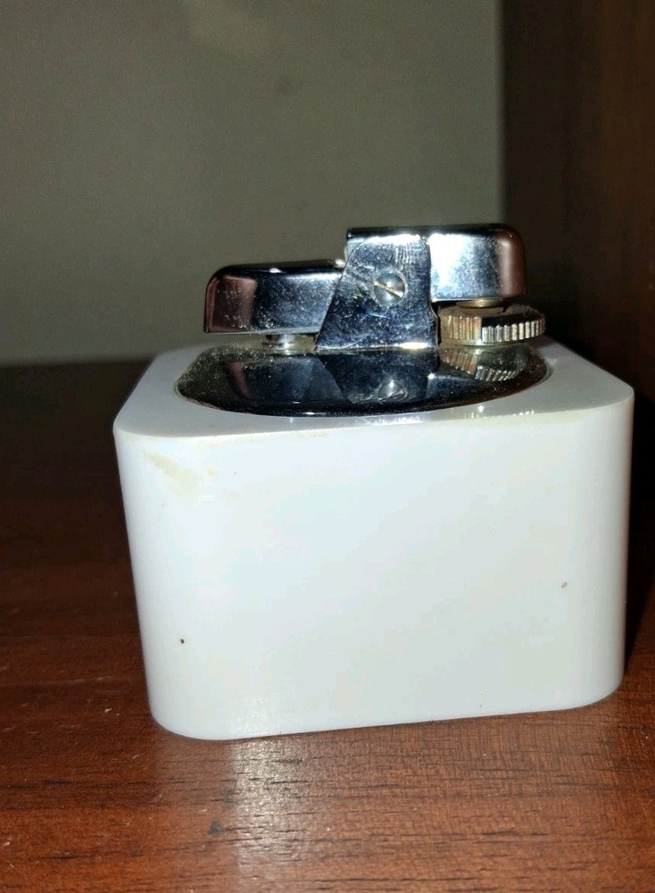Vintage Ronson Varaflame White Square Table Lighter READ