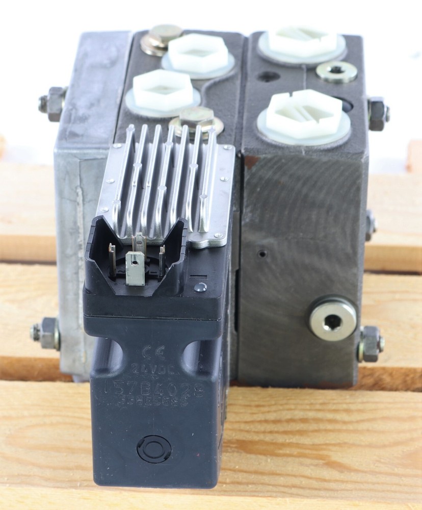 New 157U4561 Danfoss Hydraulic Control Valve