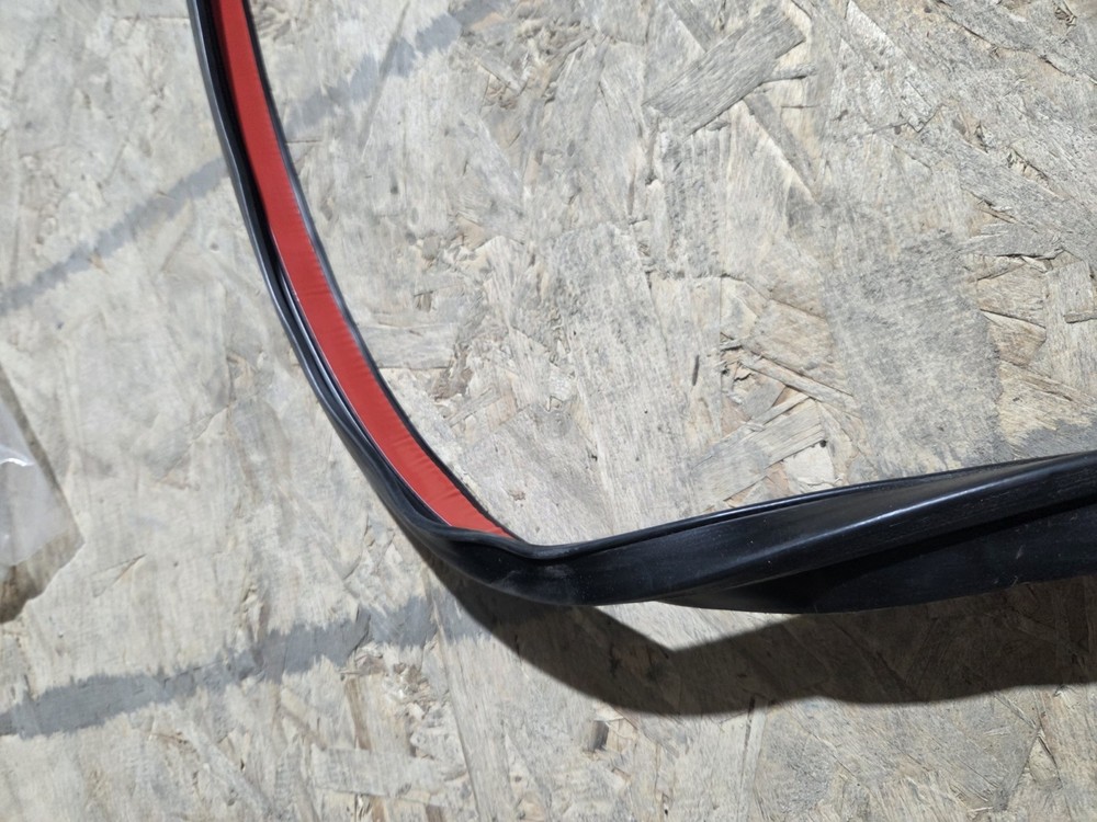A18-65735-000, Genuine Freightliner, Windshield Edge Trim