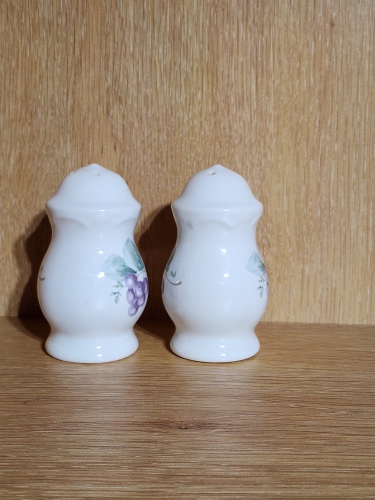 Vintage Pfaltzgraff Grapevine Pattern 🍇 Salt & Pepper Shaker Set with Stoppers