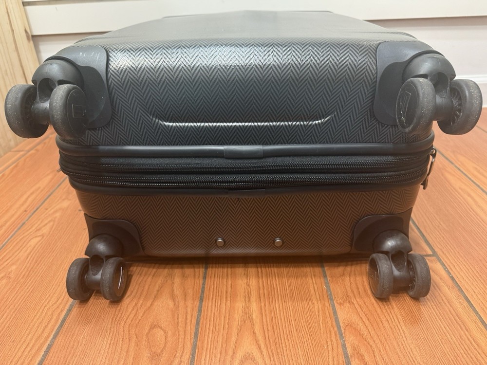 Hartmann 26” Spinner Suitcase Black Chevron Pattern one zipper work for closing