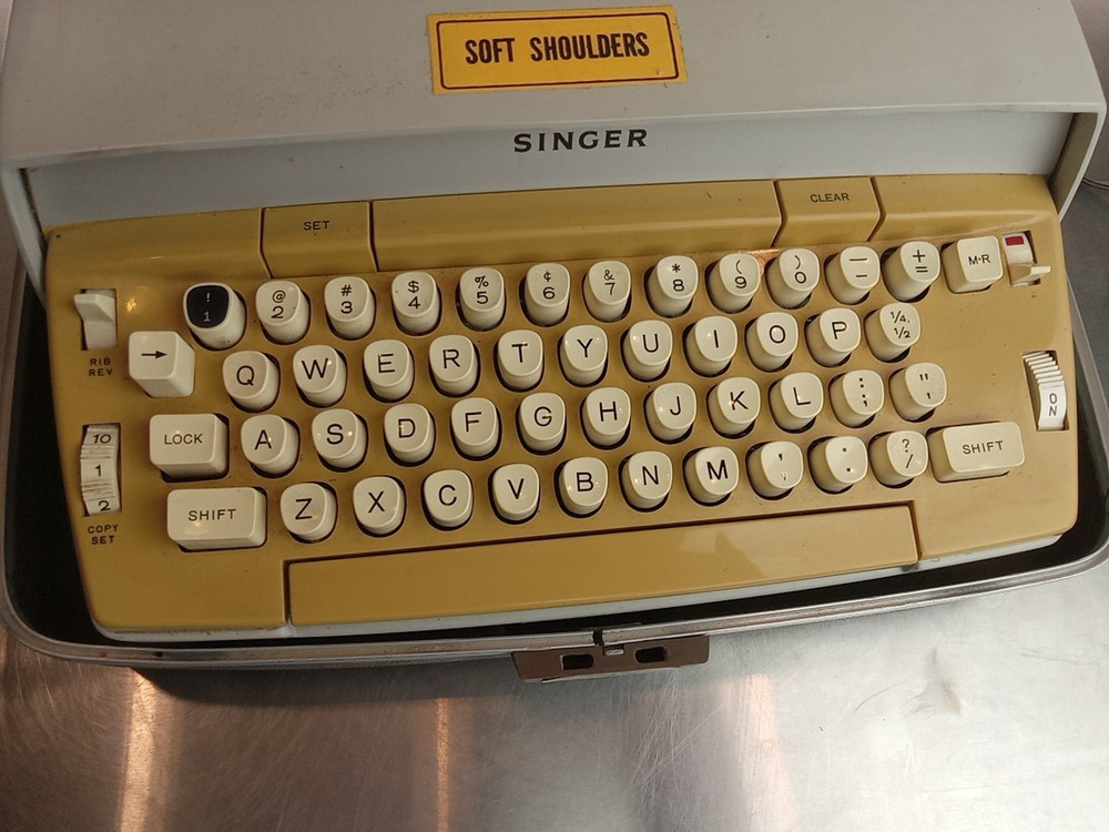 SINGER SCHOLASTIC BEIGE MANUAL TYPEWRITER AND CASE