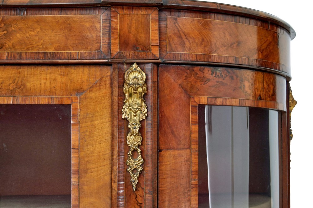 19TH CENTURY VICTORIAN GLAZED BURR WALNUT SIDEBOARD