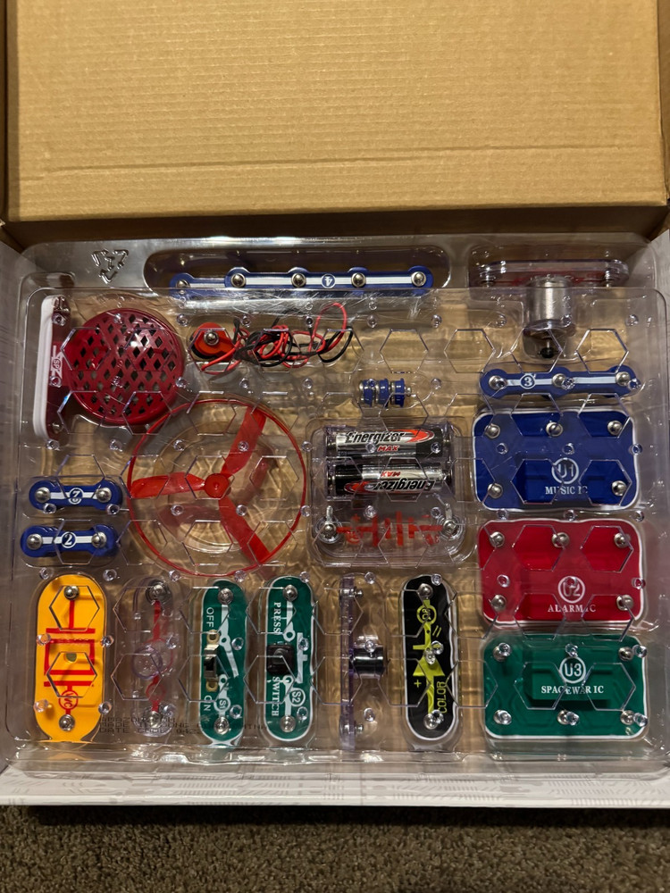 Snap Circuits Junior SC-100 Electronics Kit STEM Elenco Build 100 Projects Compl