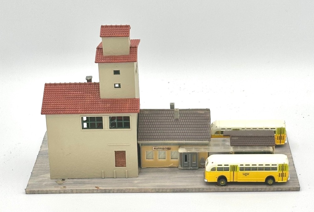 Pola N Scale Custom Built  Coach Terminal Fully Assembled Lighted