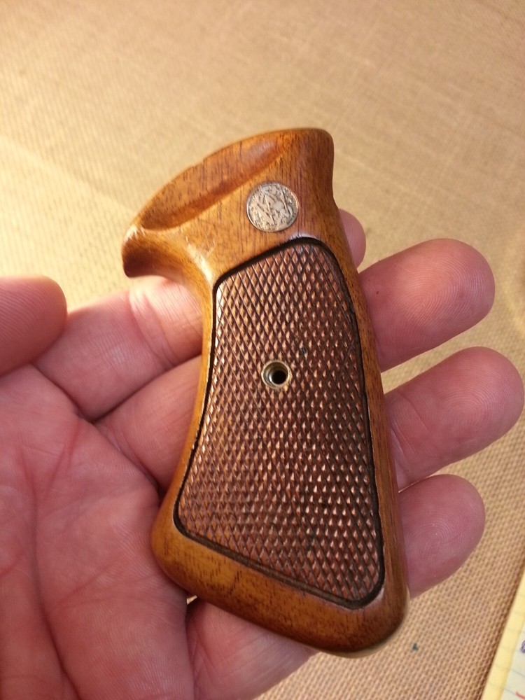 Original Smith & Wesson J Frame Square Butt Presentation " Target " Grips NICE