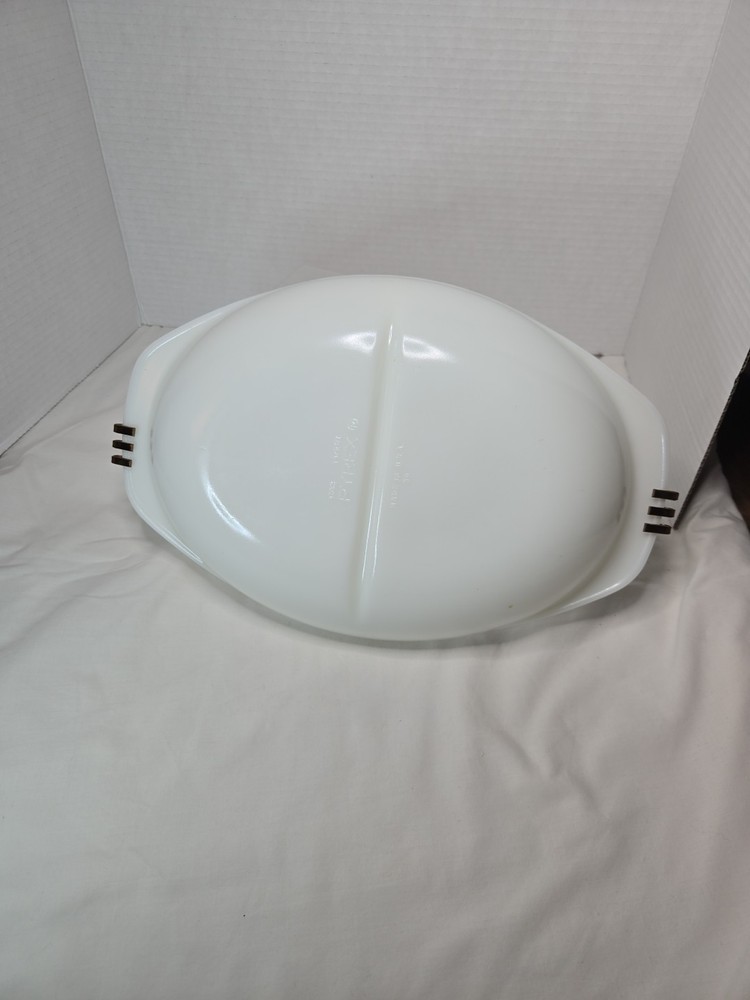 Vintage Pyrex white/opal 2 sided dish, 1 1/2 quart, #1083, oval shape With Handl