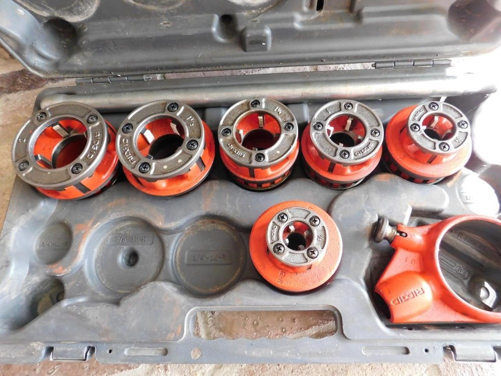 RIDGID 700 PIPE THREADER THREADING MACHINE WITH 6 DIES 1/2" TO 2" WITH CASE