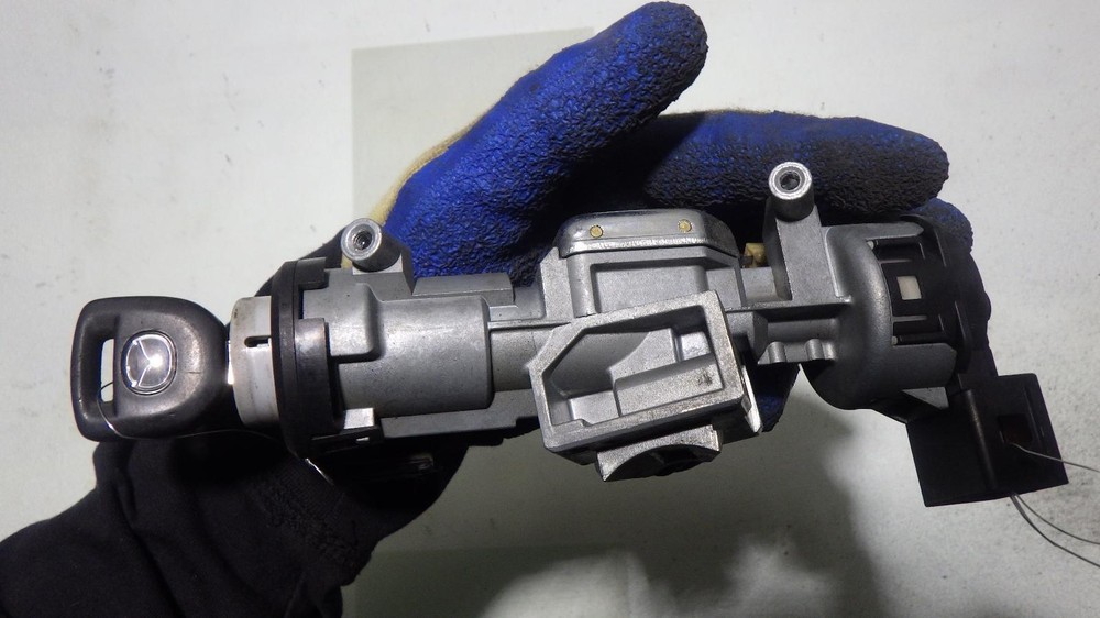 05 MAZDA 3 Ignition W/Key