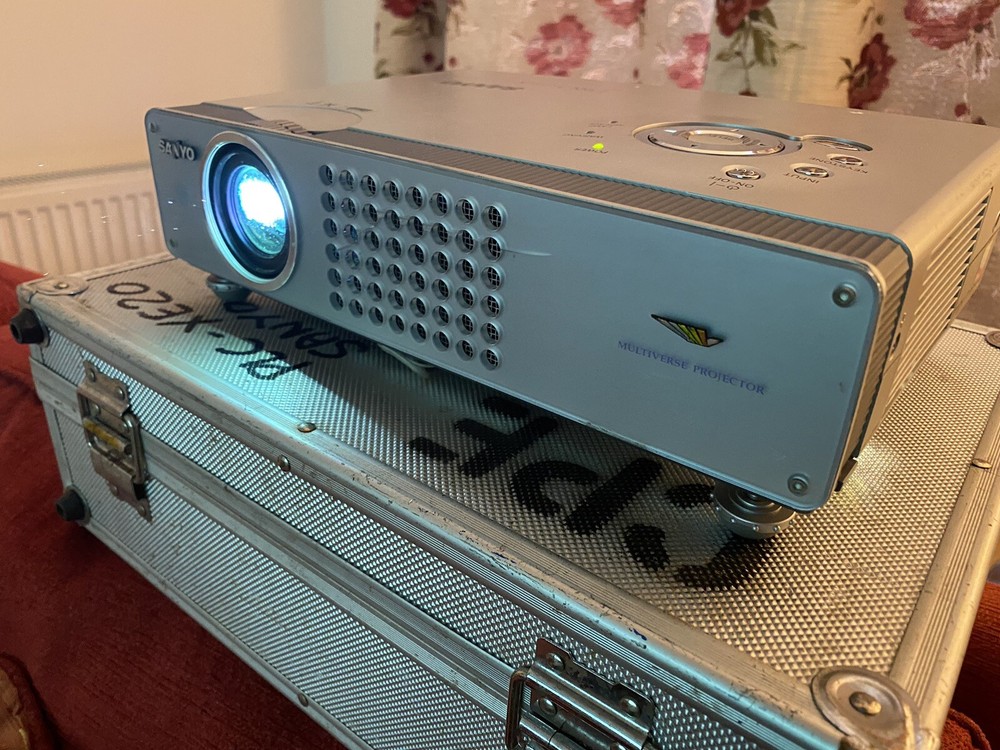 Sanyo PLC-XE20 LCD Projector With Remote