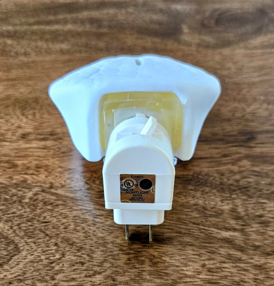 Ceramic Shell Warm White Night Light Made For Cracker Barrel (New In Box)