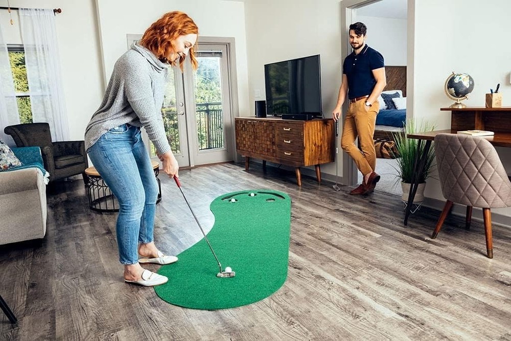 Portable Kidney-Shaped Golf Putting Green