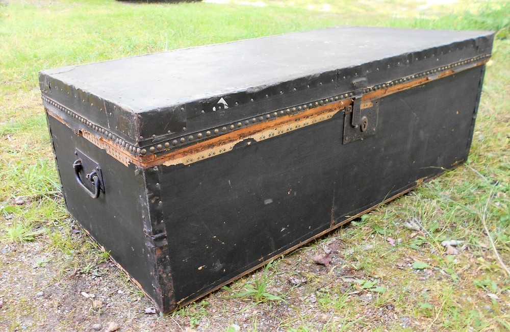 ANTIQUE 19th CENTURY TRAVELING TRUNK