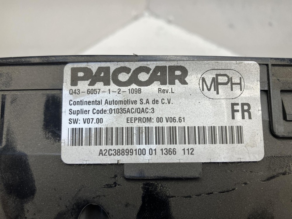 2013-2018 Peterbilt 579 Speedometer Instrument Cluster - Used