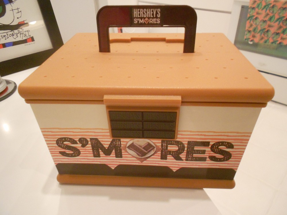 HERSHEY'S S'MORES HINGED PLASTIC BOX WITH HANDLE 9" X 7" X 5 1/2"