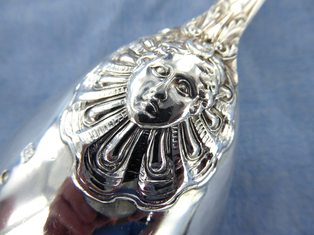 AN ANTIQUE STERLING SILVER FOX HUNT PATTERN SERVING SPOON LONDON 1876.