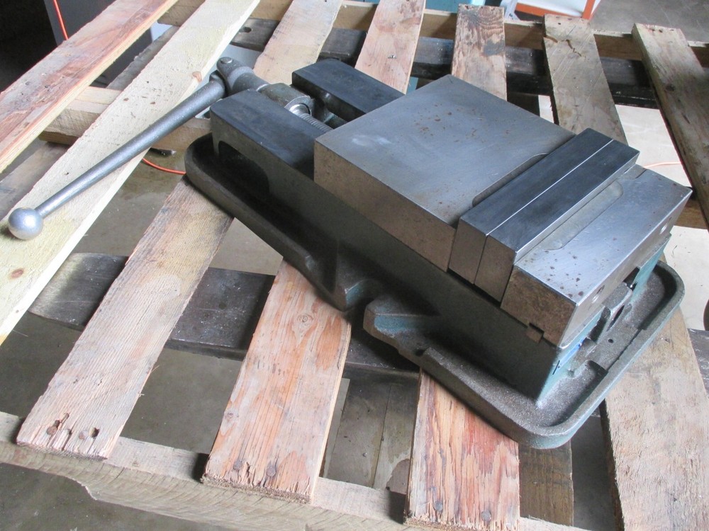 USED D80 Kurt 8" Milling Machine Vise with Handle