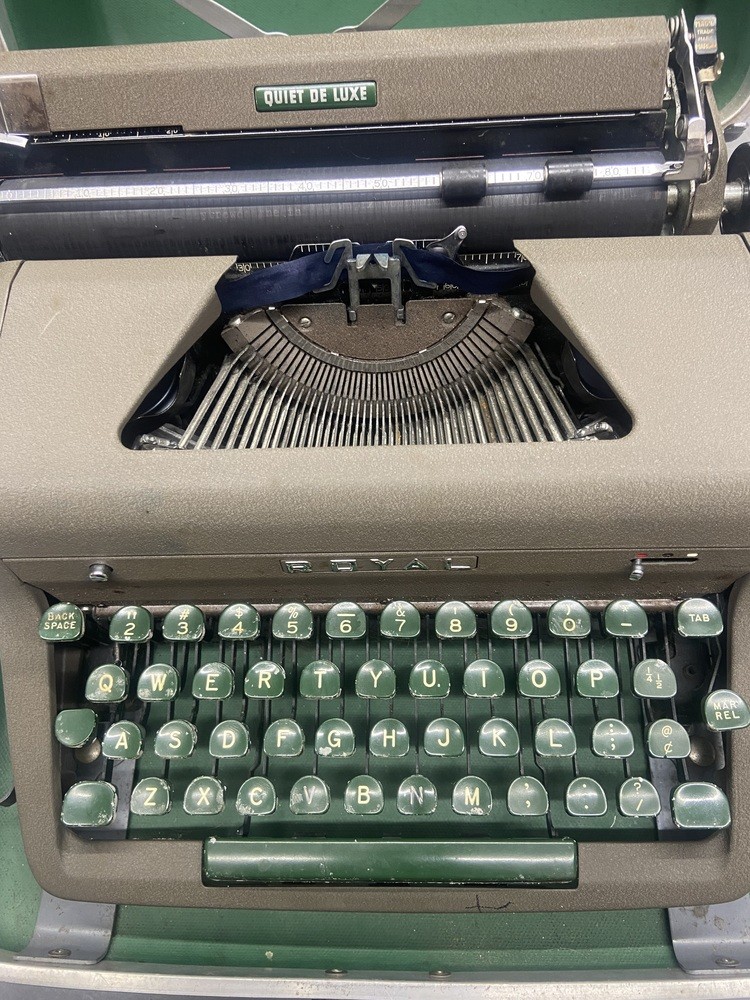Royal Quiet de Luxe Portable Manual Typewriter with Case