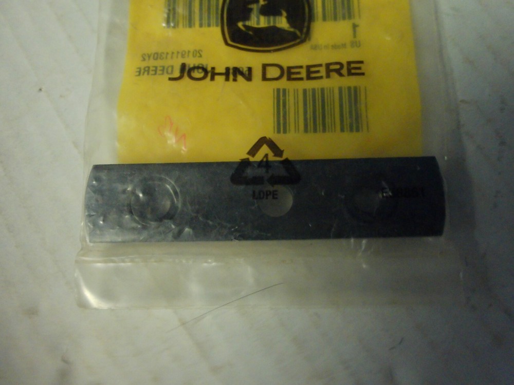 JOHN DEERE- STRAP, RIGHT SIDE - RE25249 - L&G SH20BX2