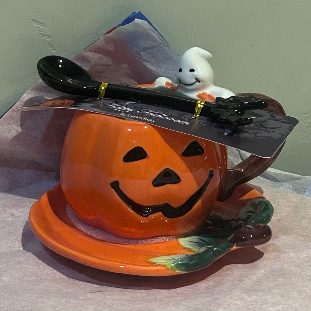 HAPPY HALLOWEEN By Corner Ruby 3 Piece Ceramic Pumpkin Mug, Saucer & Spoon Set.