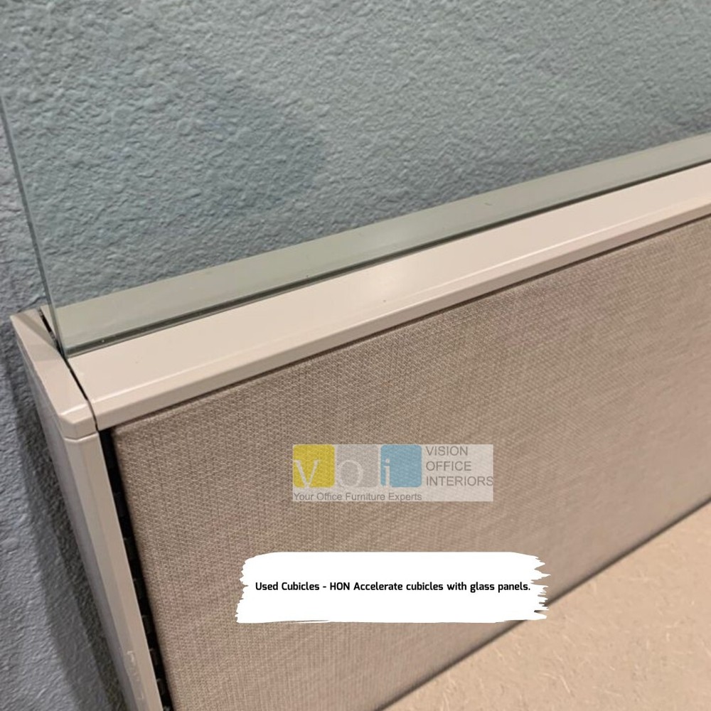 HON Accelerate cubicles with glass panels.