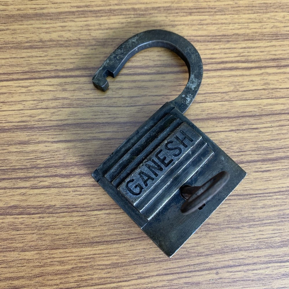 AN OLD OR ANTIQUE BRASS PADLOCK OR LOCK WITH KEY