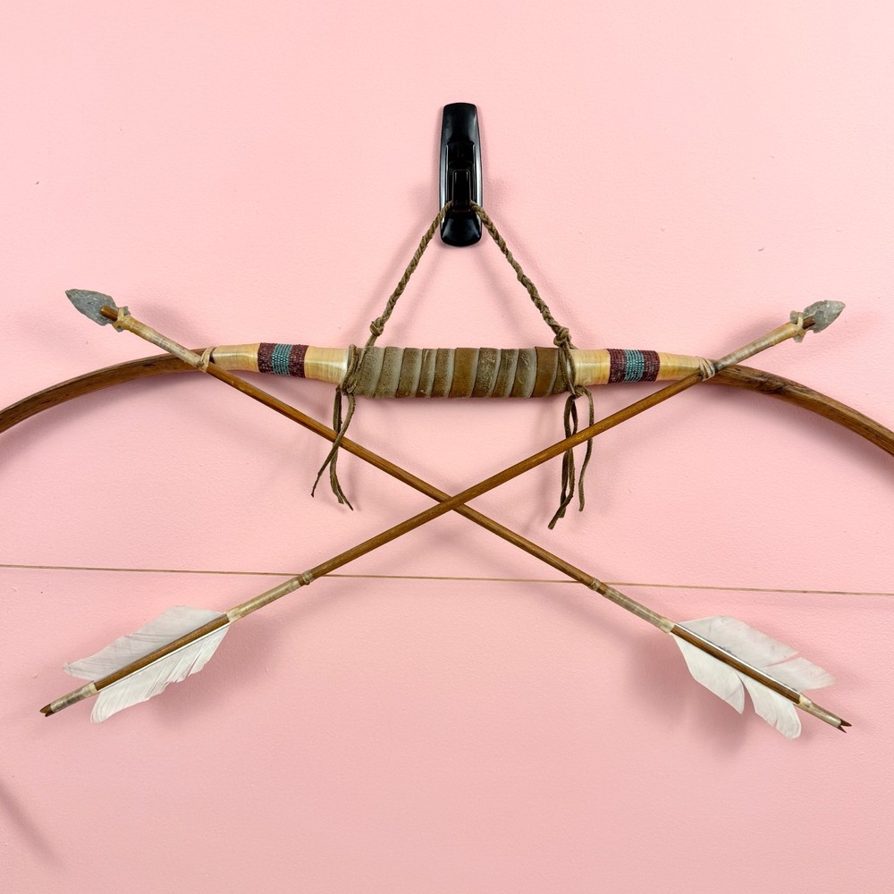 Large Hanging Native American Bow & Arrows Set