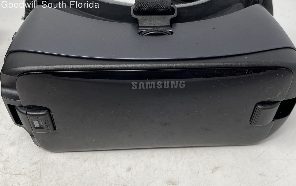 Samsung Gear Black Smartphone VR Headset With Controller Not Tested