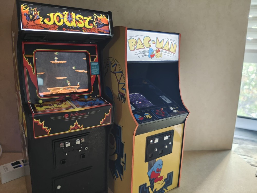 Pac Man 1/6 scale mini working arcade cabinet (Playscale, New Wave Toys).
