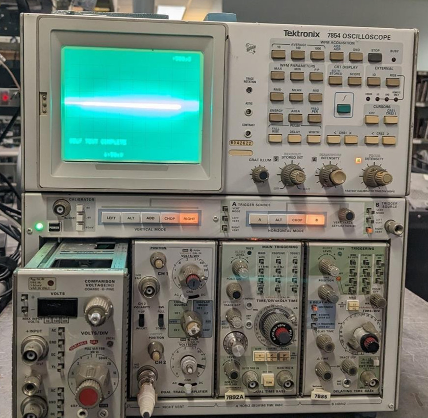 TEKTRONIX 7854 WAVEFORM PROCESSING OSCILLOSCOPE - (POWER TESTED)