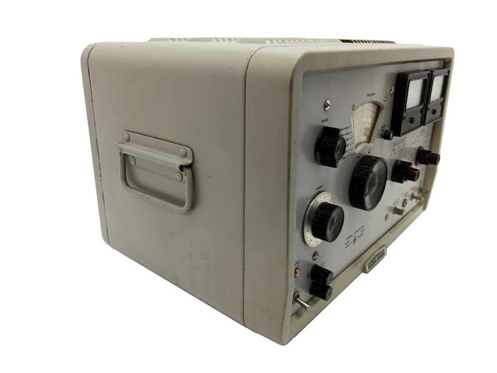 Hewlett Packard 606A Signal Generator - POWERS UP