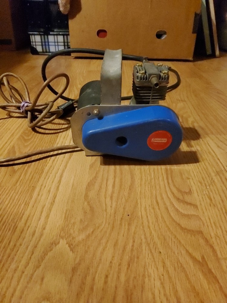 Small SpeedAire Model: 2Z928 Air Compressor WORKS