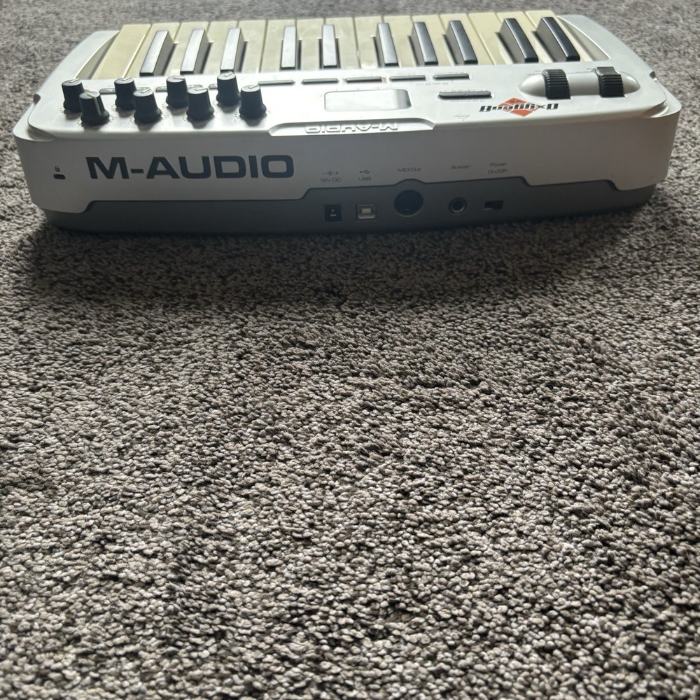 M-Audio Oxygen 8 v2 MIDI USB Keyboard Controller 25-Key Compact Great Condition