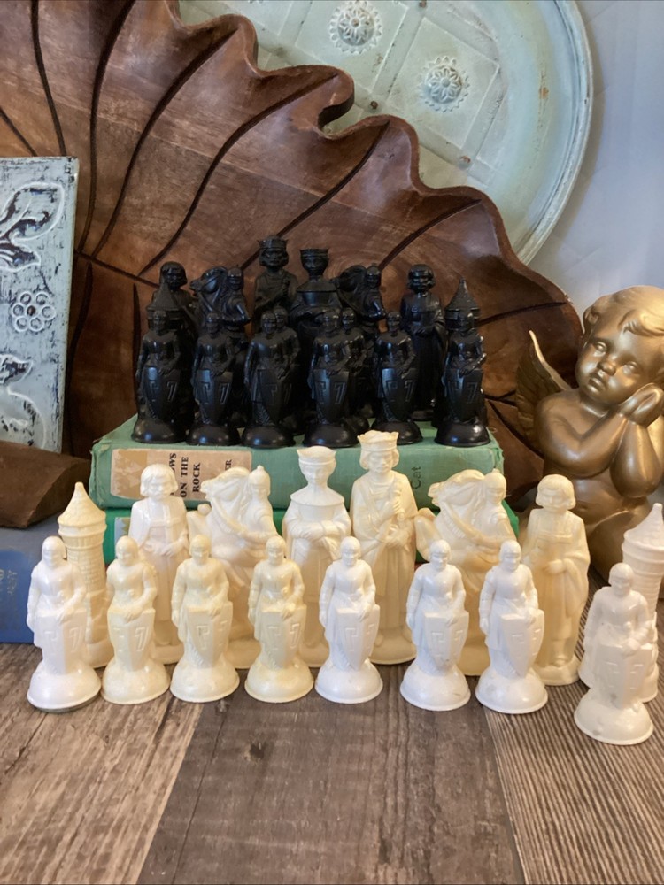 1959 E.S.Lowe RENAISSANCE 32-Pc Chessmen Figure Set