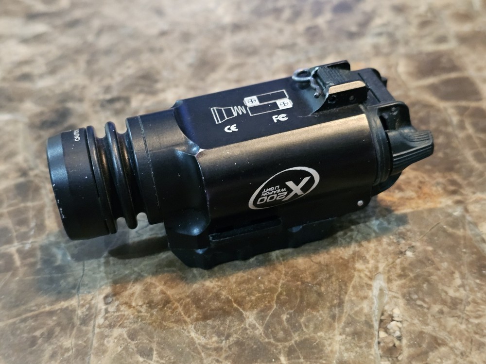 SUREFIRE X200 RAIL MOUNT WEAPON LIGHT / USED / IN GOOD WORKING CONDITION