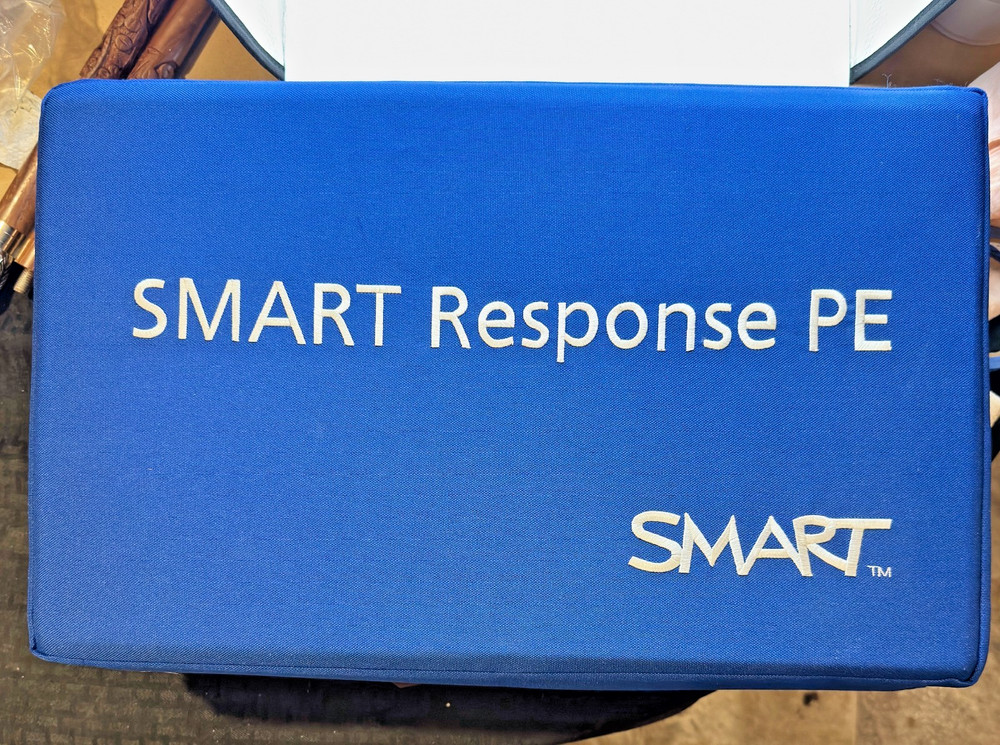 SMART Response PE Classroom Clicker System 31 Clickers USB Dongle Carry Case