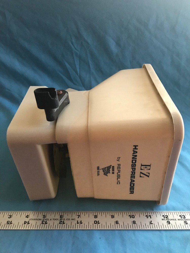 Pre-Owned Republic EZ Crank Handheld Hand Spreader for Seed & Fertilizer
