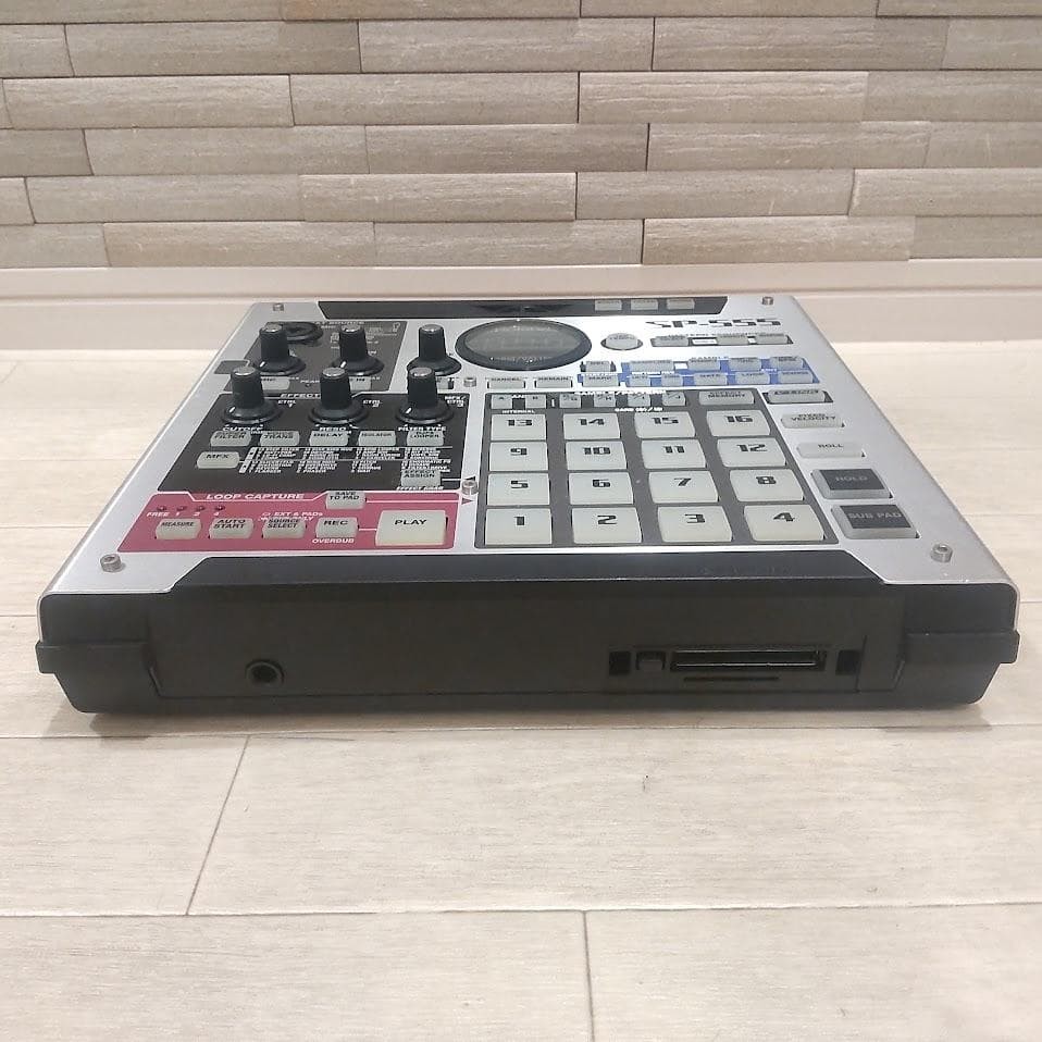 ROLAND SP-555 DJ SAMPLER PERFORMANCE EFFECTS SAMPLING WORKSTATION WITH BOX