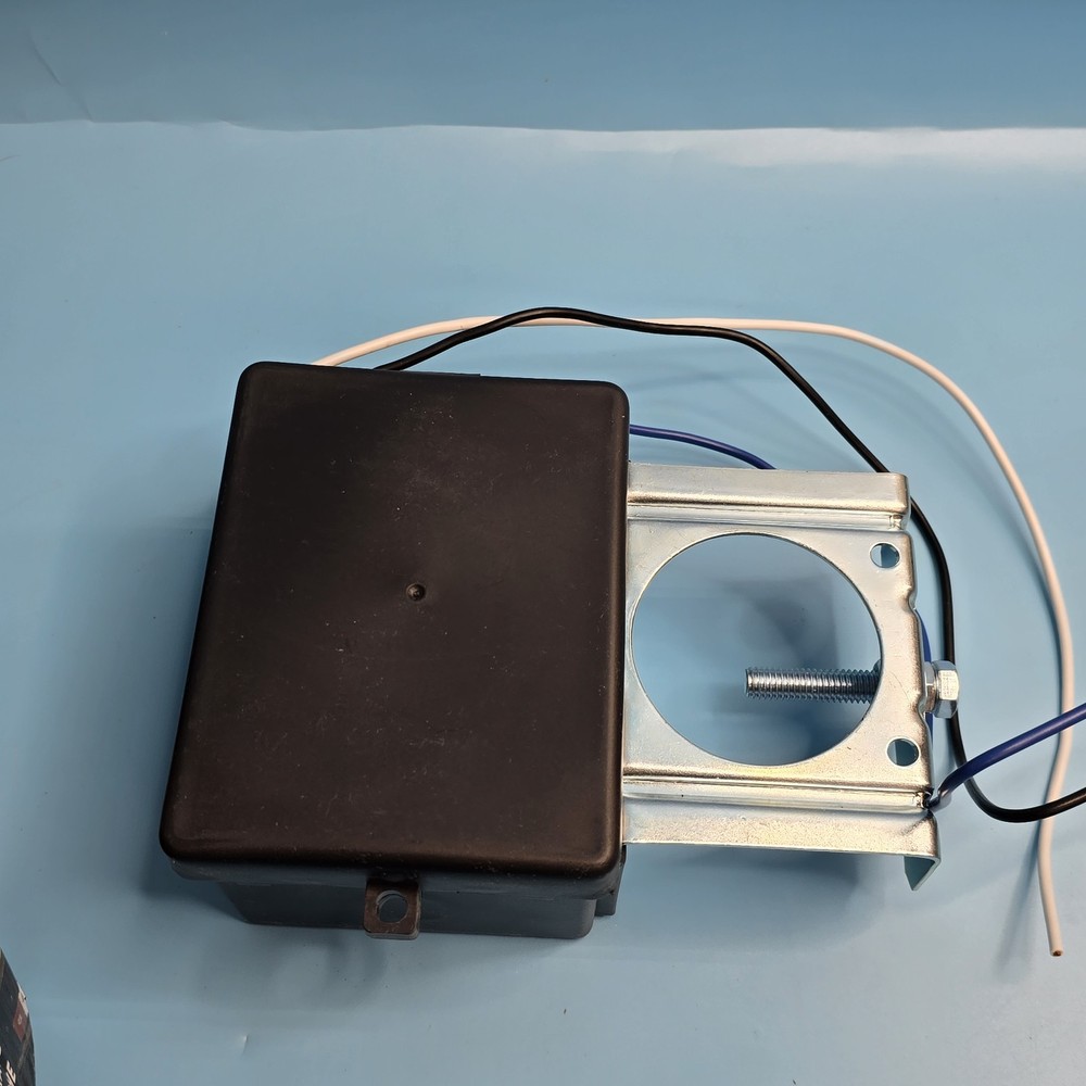 CURT 52028 Soft-Trac II Breakaway System w Charger. Read