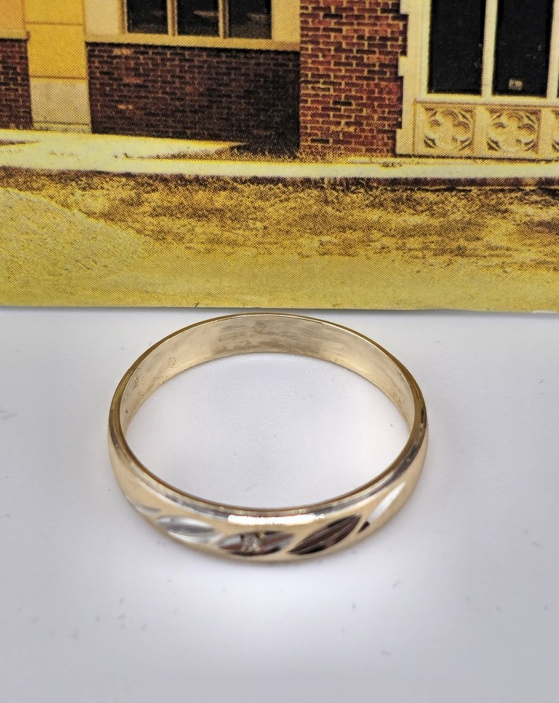10k solid gold ring* High polish* 1 Diamond* size 7*** WB113