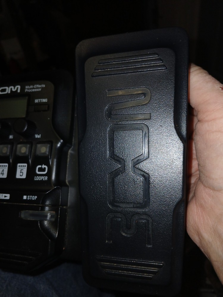 Zoom G1X Four Guitar Effects Processor with Built-in Expression Pedal