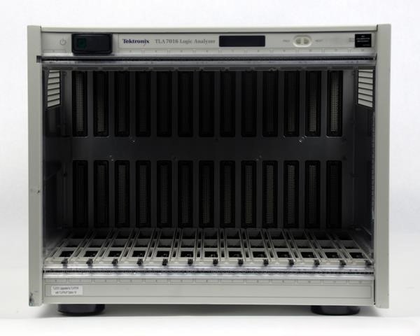 Tektronix TLA7016 Logic Analyzer Benchtop Mainframe