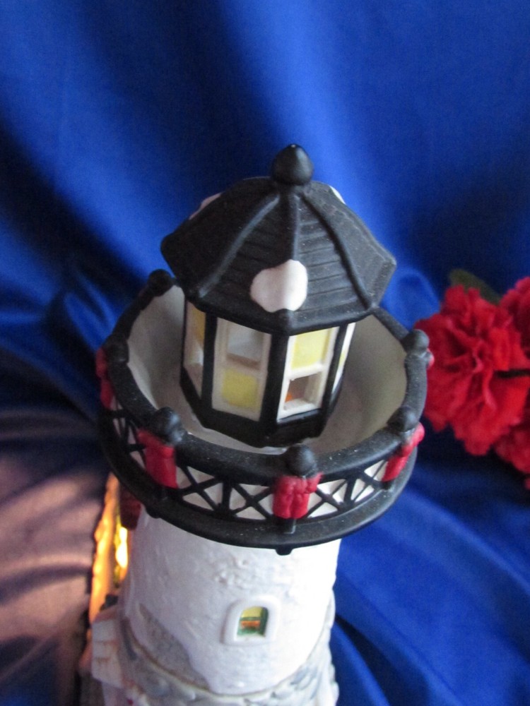 VICTORIAN VILLAGE COLLECTIBLES CHATWSWORTH POINTE LIGHTHOUSE 2000 EDITION EUC